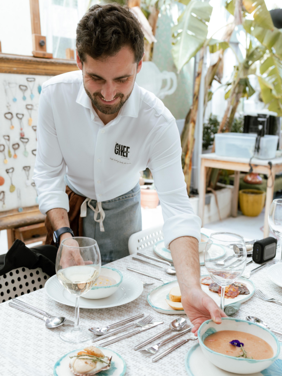 Chef a servir mesa